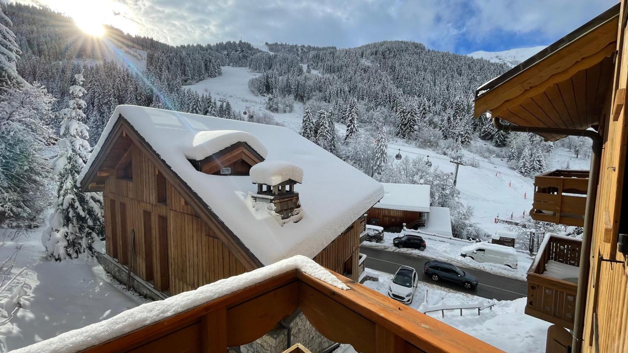 Meribel Centre La Chaudanne - Chalet Épervière - 3 bedrooms ski in&out apartment - 1 minute to main ski lifts, 5 minutes walk to center of Méribel Esterno foto
